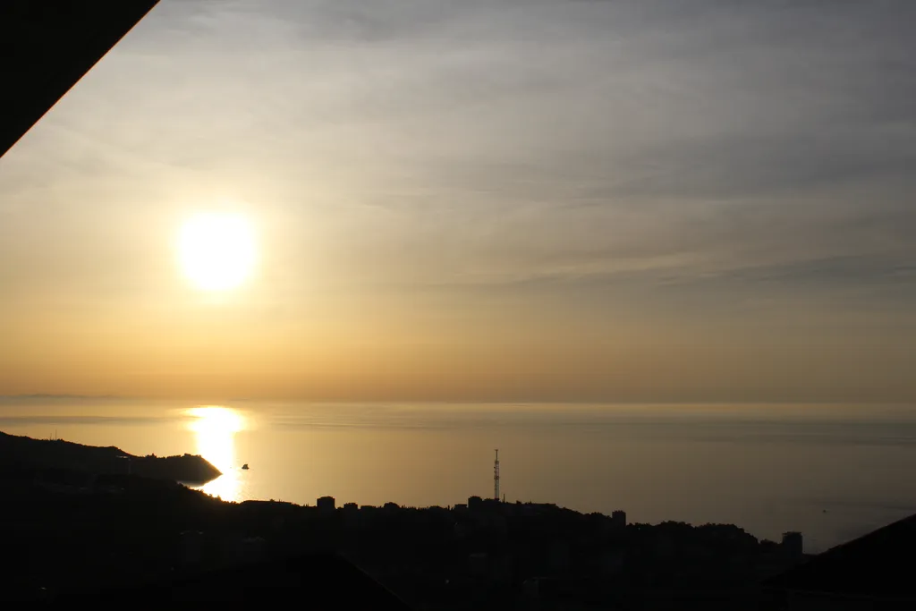 Дом с бассейном в районе Артека и горы Аю-Даг