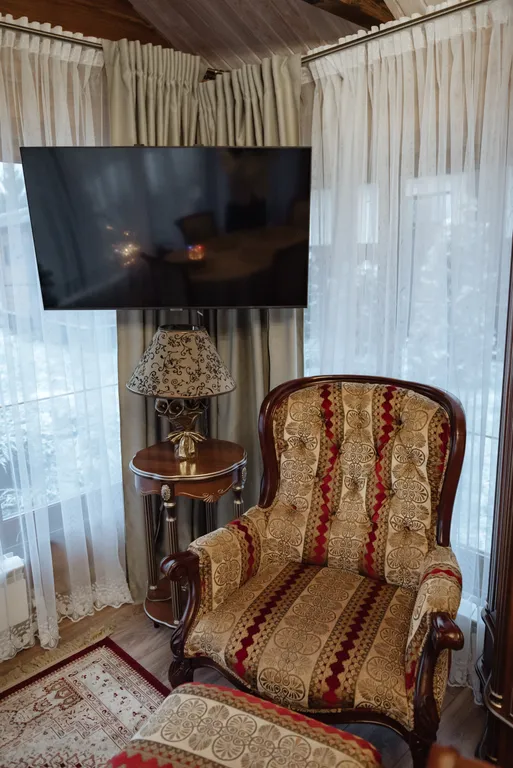 Уютный дом на берегу реки