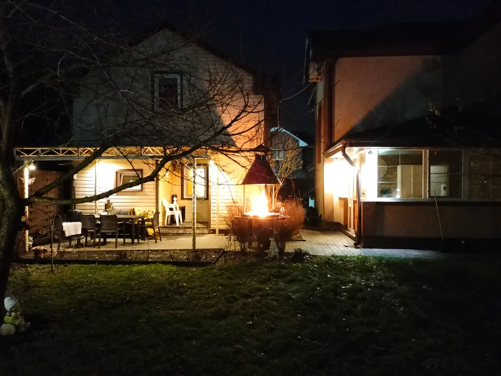 Уютный коттедж с дровяным камином, в окружении лесного массива