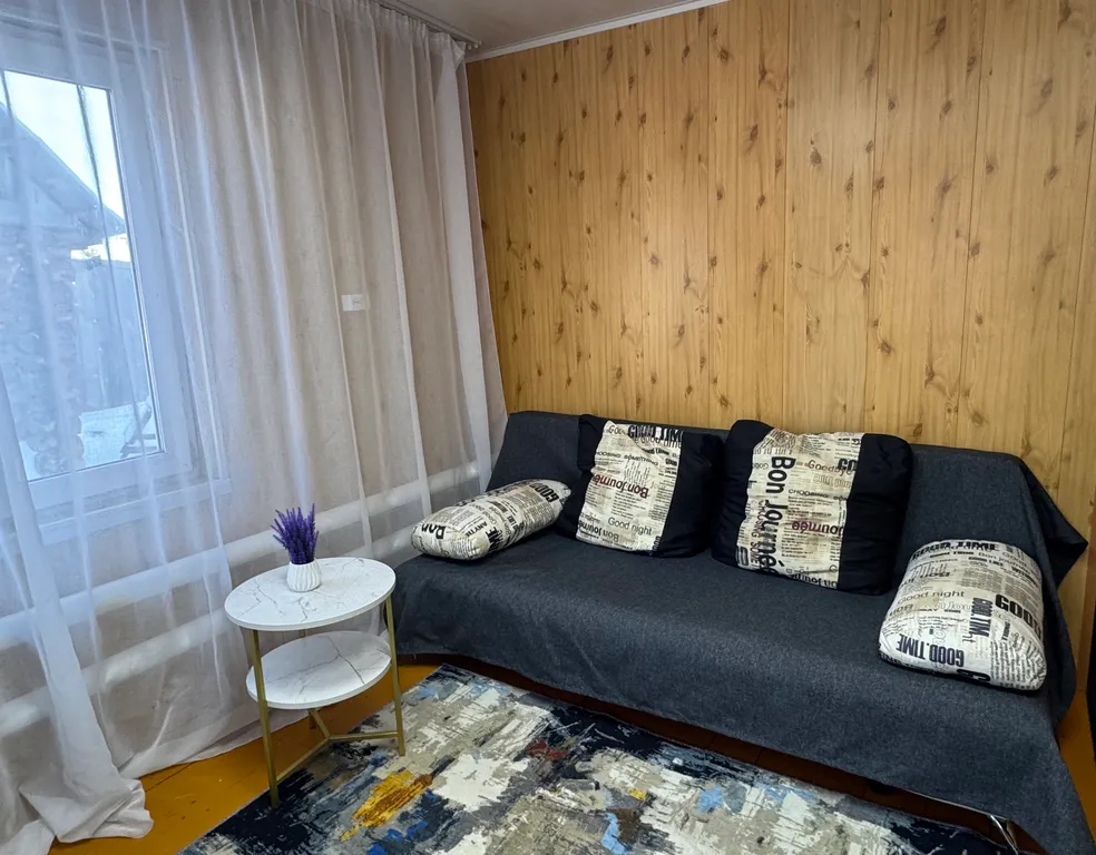 Отдельный уютный бревенчатый дом с баней в Абзаково