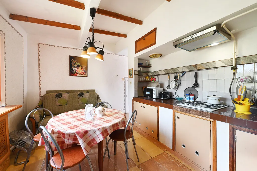 Этаж в коттедже с огромным балконом, 2 спальнями, гостиной и кухней