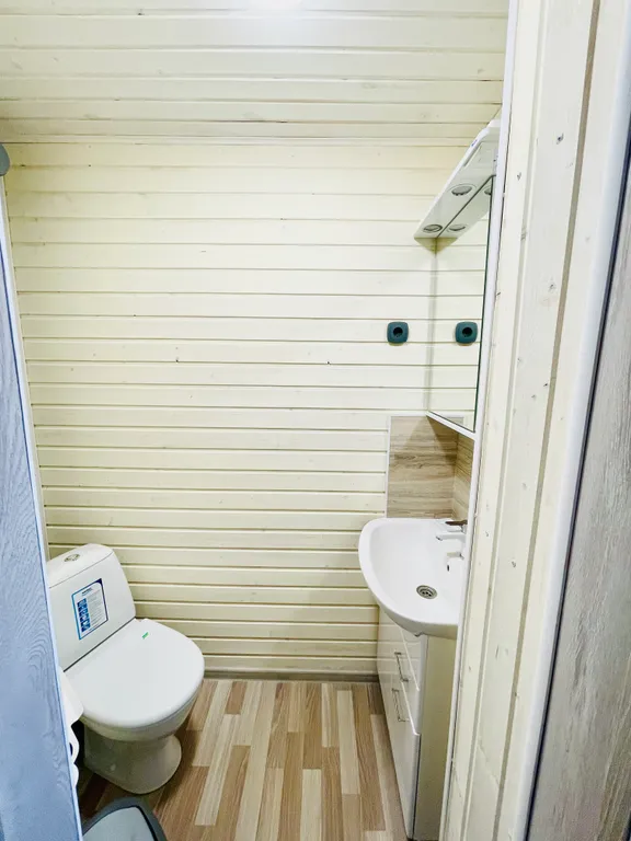 Номер с панорамными окнами и видом на озеро