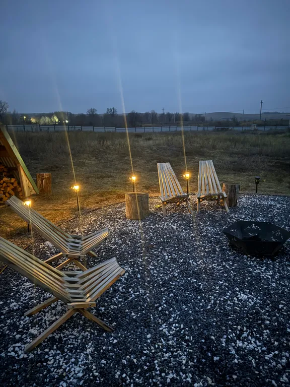 Треугольный дом на берегу реки