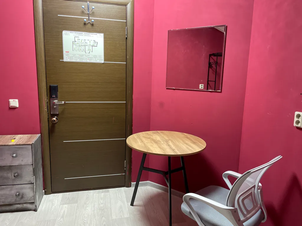 Красная комната на мансарде