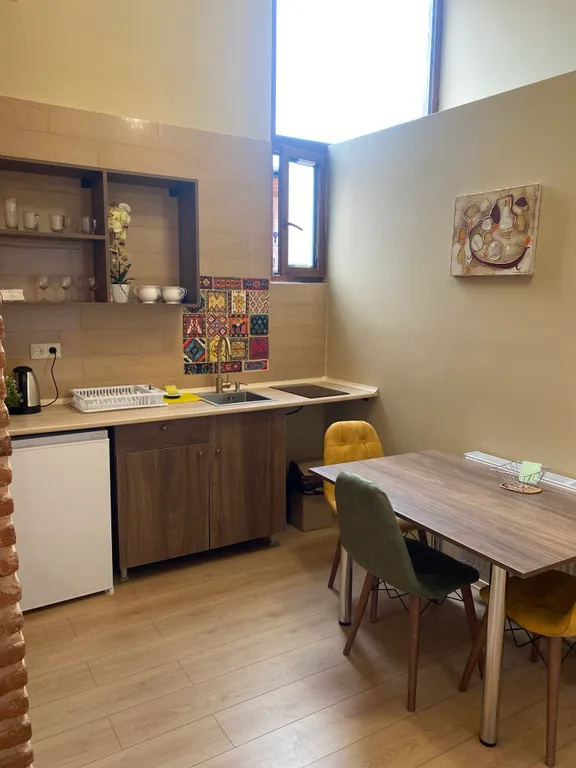 Апартаменты с двумя спальнями с историческим интерьером центр Тбилиси