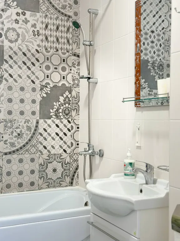 Уютная квартира напротив бассейна со своими лежаками, 7 спальных мест