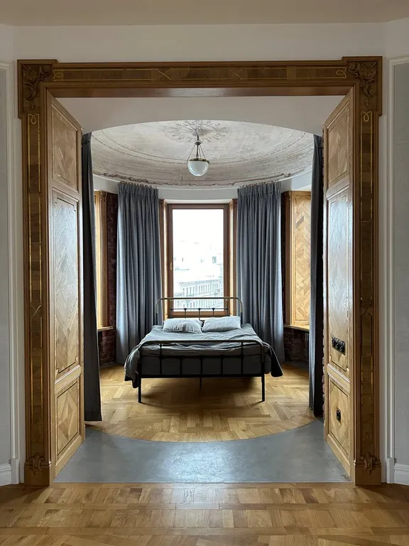 Угловая квартира под башней на пяти углах