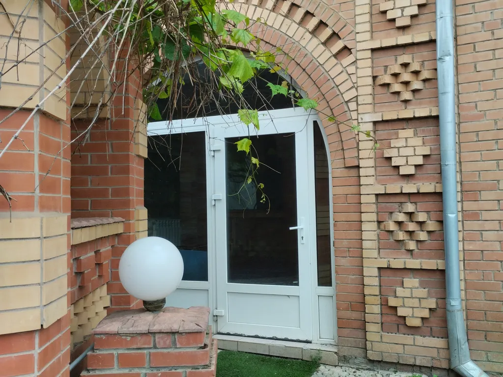 Жилой дом с баней и бассейном