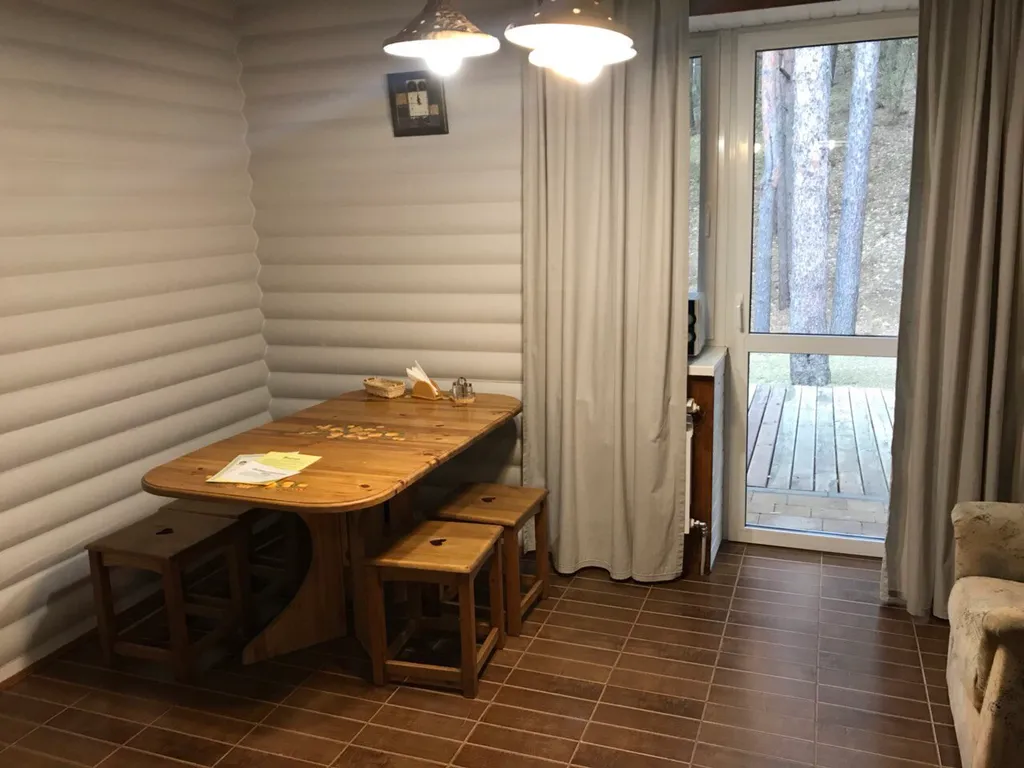 Уютный просторный номер в гостинице в сосновом лесу и на берегу озера