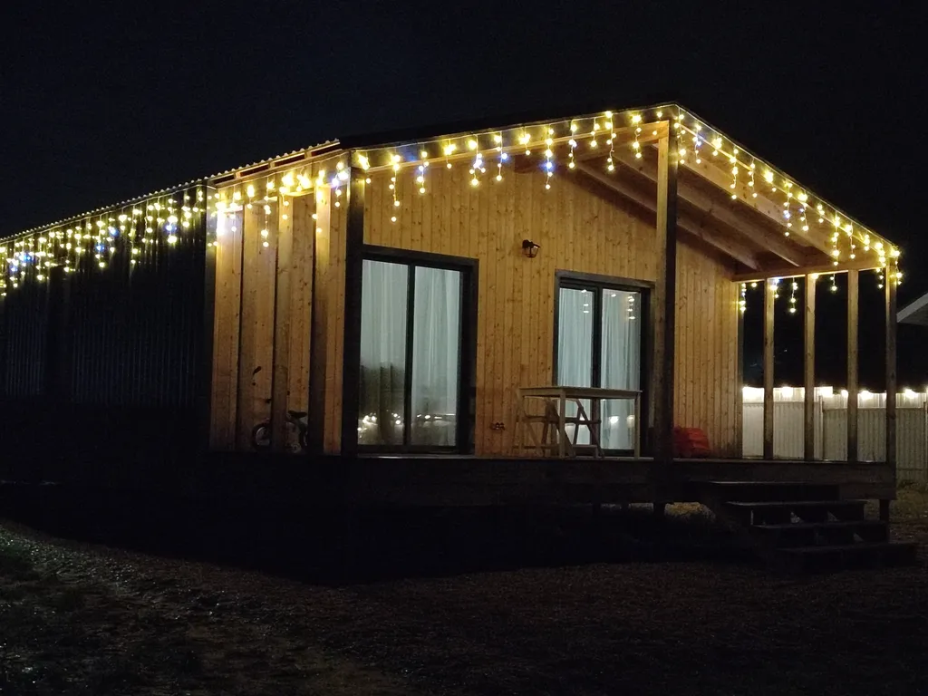 Уютный дом в окружении леса