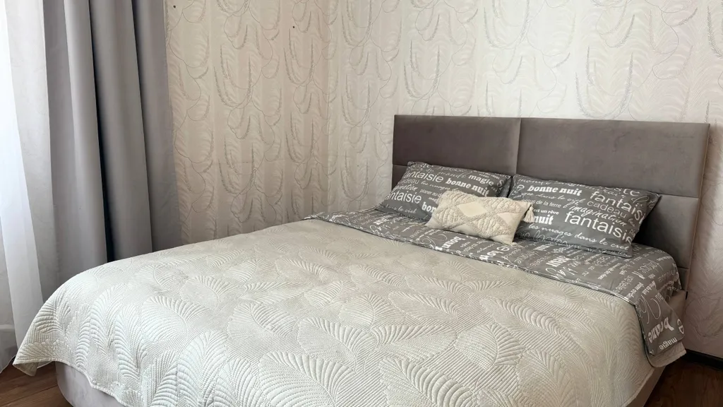 Семейная 2-комнатная квартира с детской кроваткой