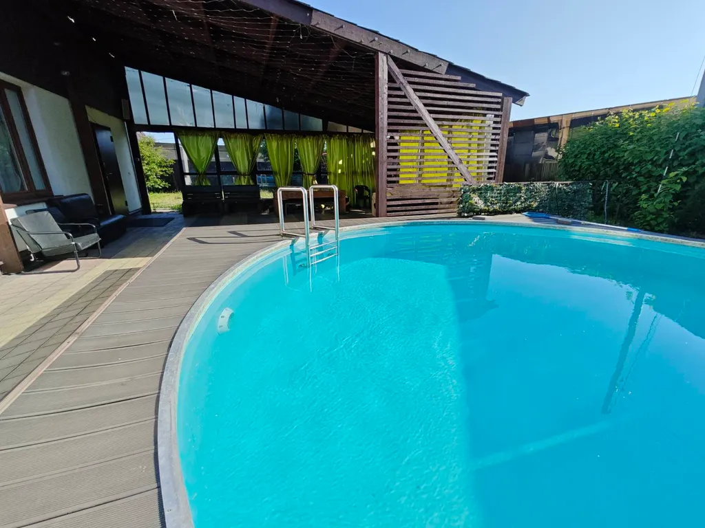 Коттедж с теплым бассейном