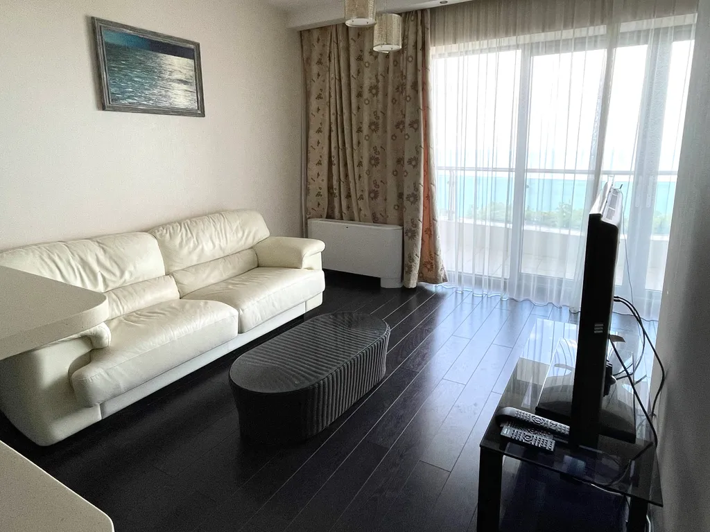 Апартамент с видом на море в жилом комплексе с бассейном