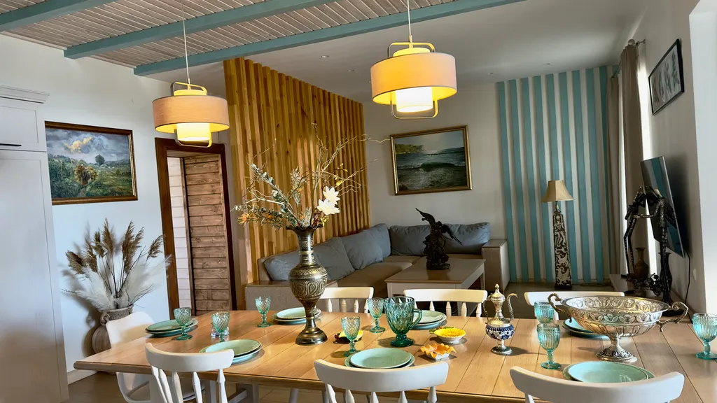 Дом с бассейном у моря