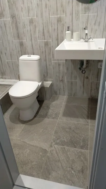 Уютная студия с оформлением в светлых и стильных тонах