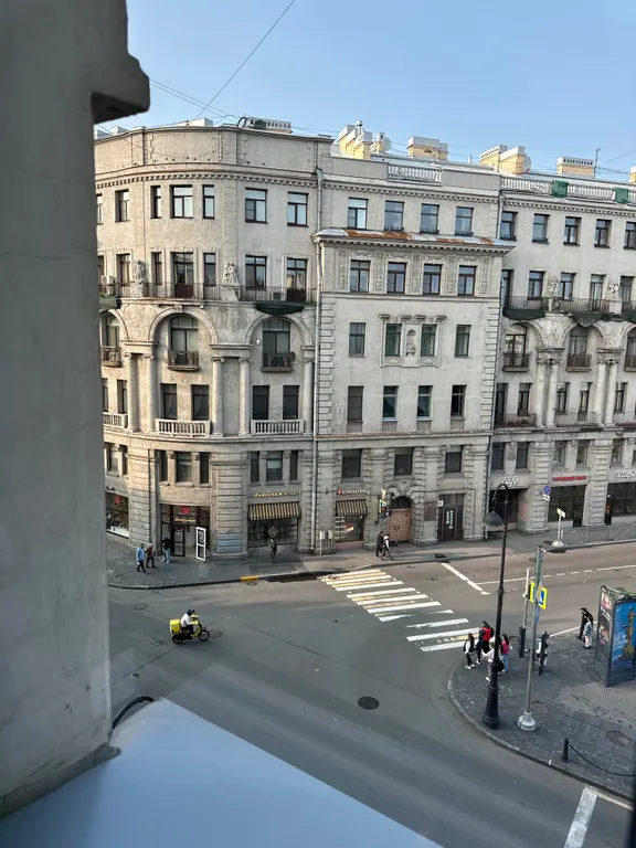 Квартира у метро с видом на старый Петербург