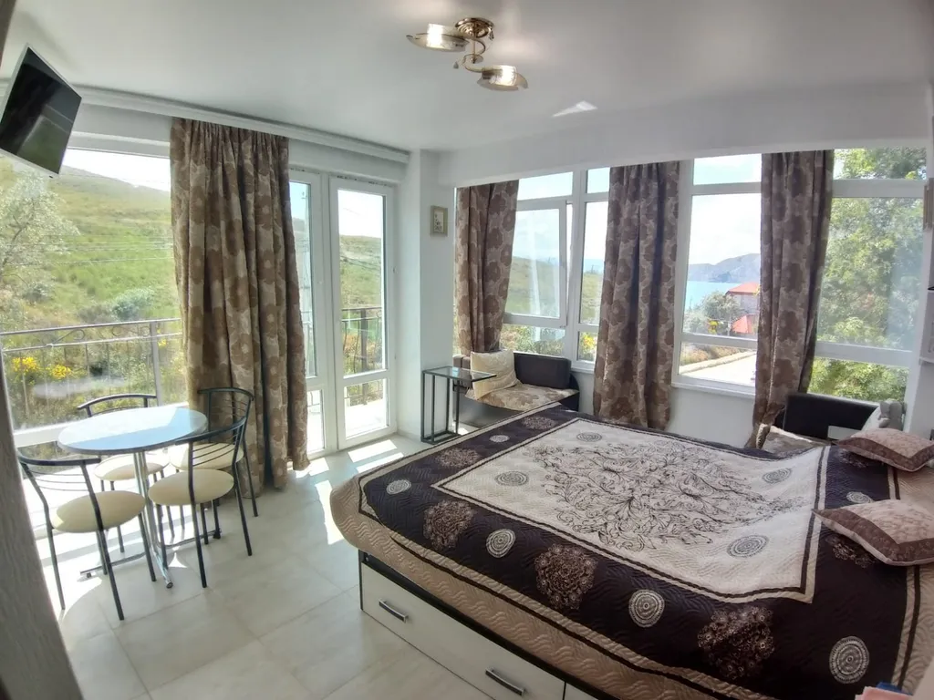 Квартира Апартаменты на 2 этаже с видом на море — аренда посуточно в Орджоникидзе