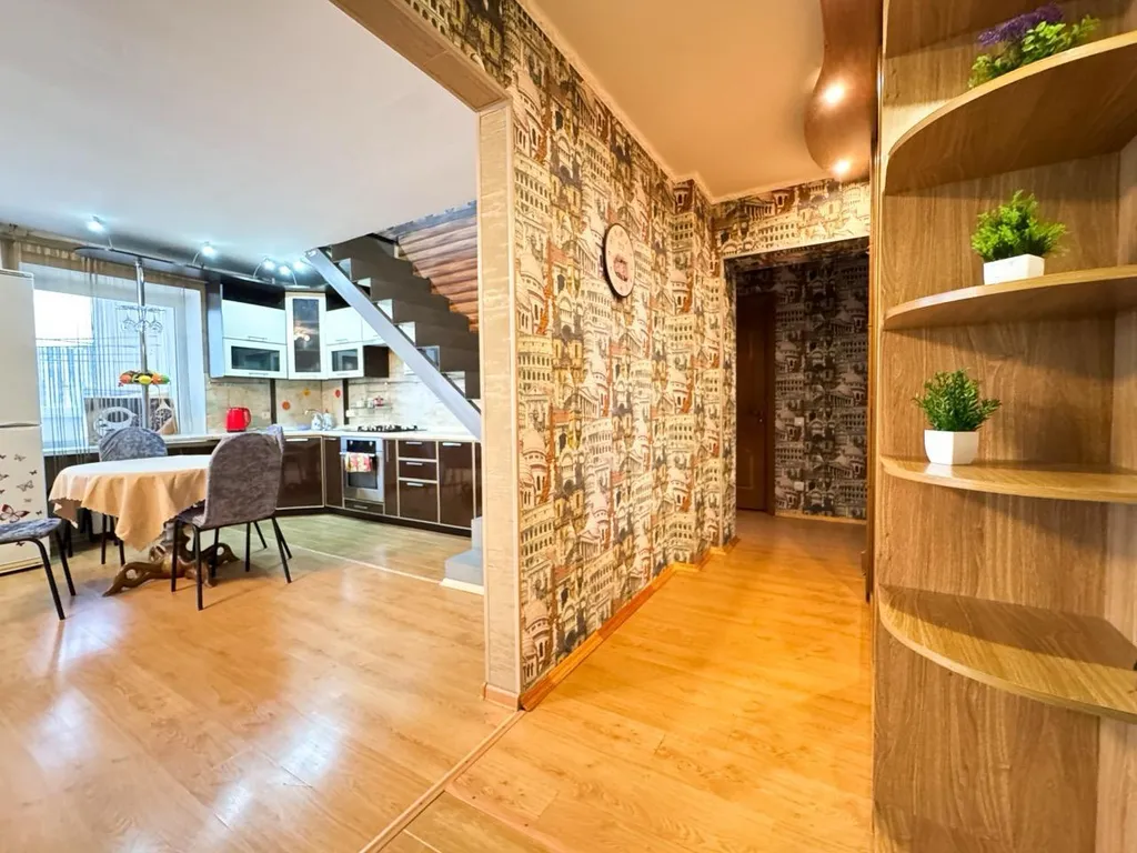 Двухуровневая квартира, бильярд в подарок