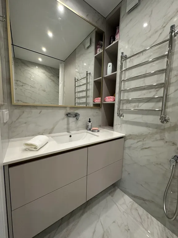 Новая евротрешка с хорошим ремонтом в новой микрорайоне