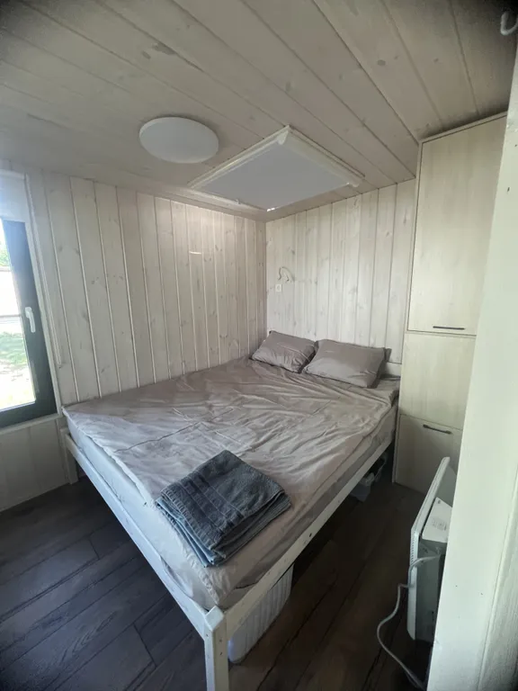 Уютный домик на берегу озера