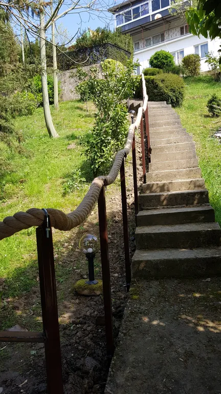 Трёхэтажный таунхаус в живописном месте с большим садом