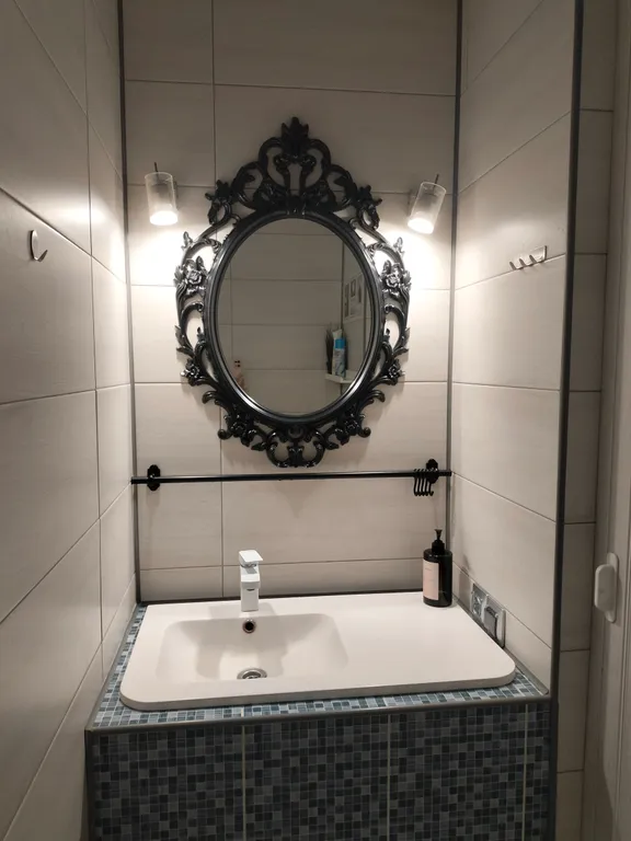 Уютный коттедж с дровяным камином, в окружении лесного массива