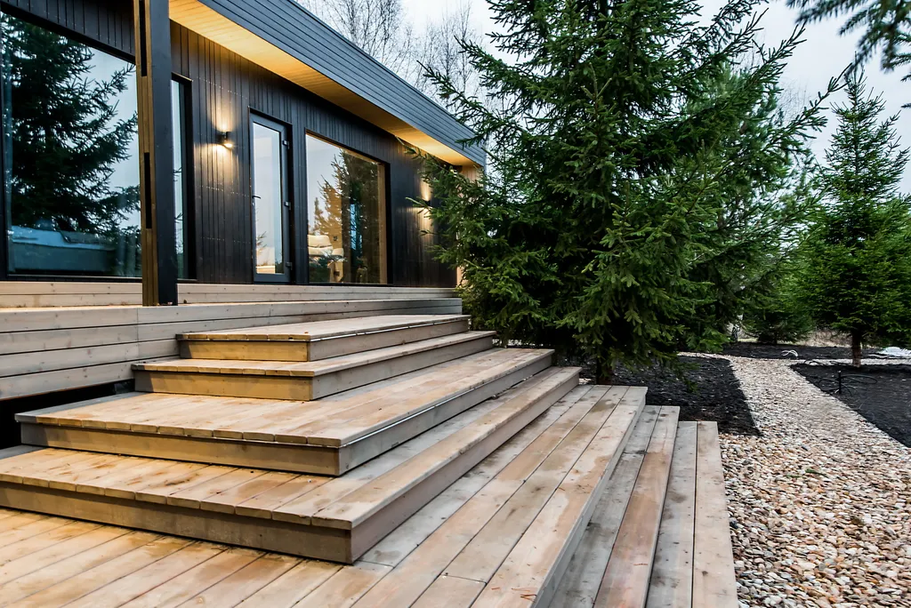 Уютный дом в окружении  леса