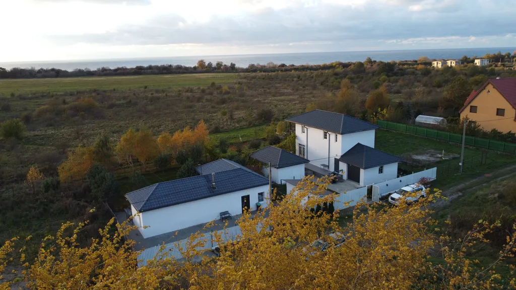 Дом с видом на море и отдельно стоящей баней.