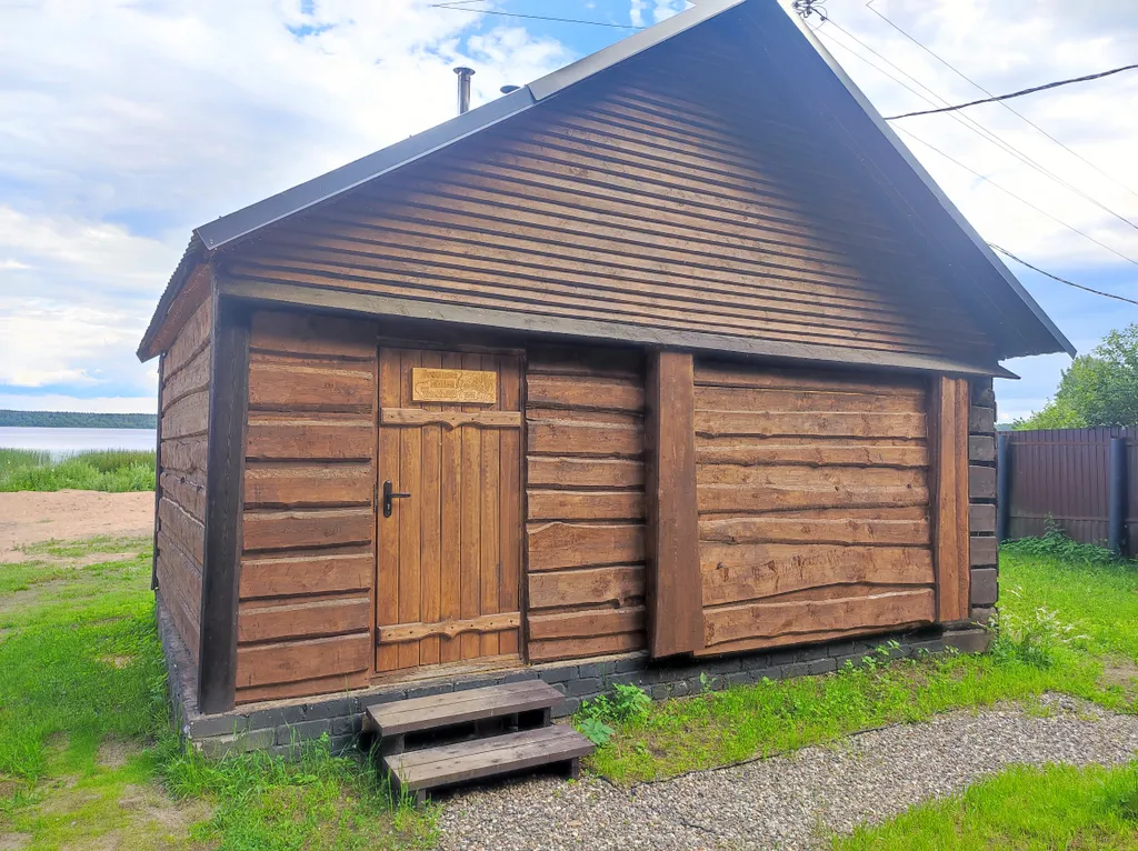 Дом А-фрейм на берегу озера