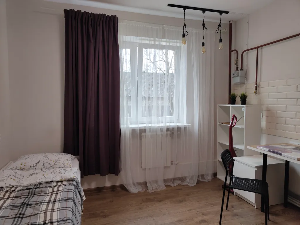 Уютная комната-студия у церкви на холме