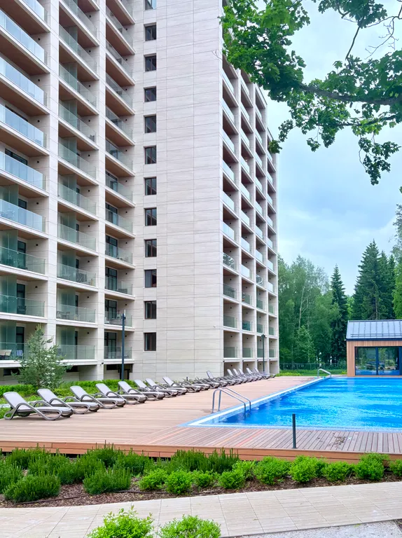 Студия с лоджией на заливе в комплексе с подогреваемым бассейном