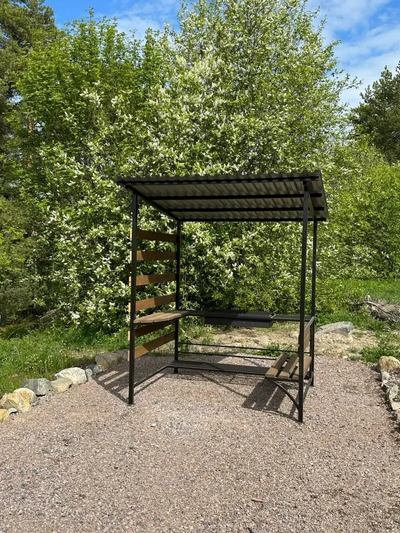 Уютный дом в лесу с видом на залив