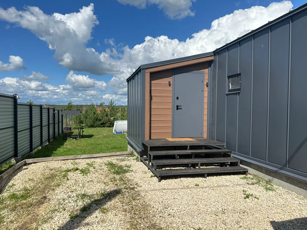 Стильный современный дом для отдыха на природе