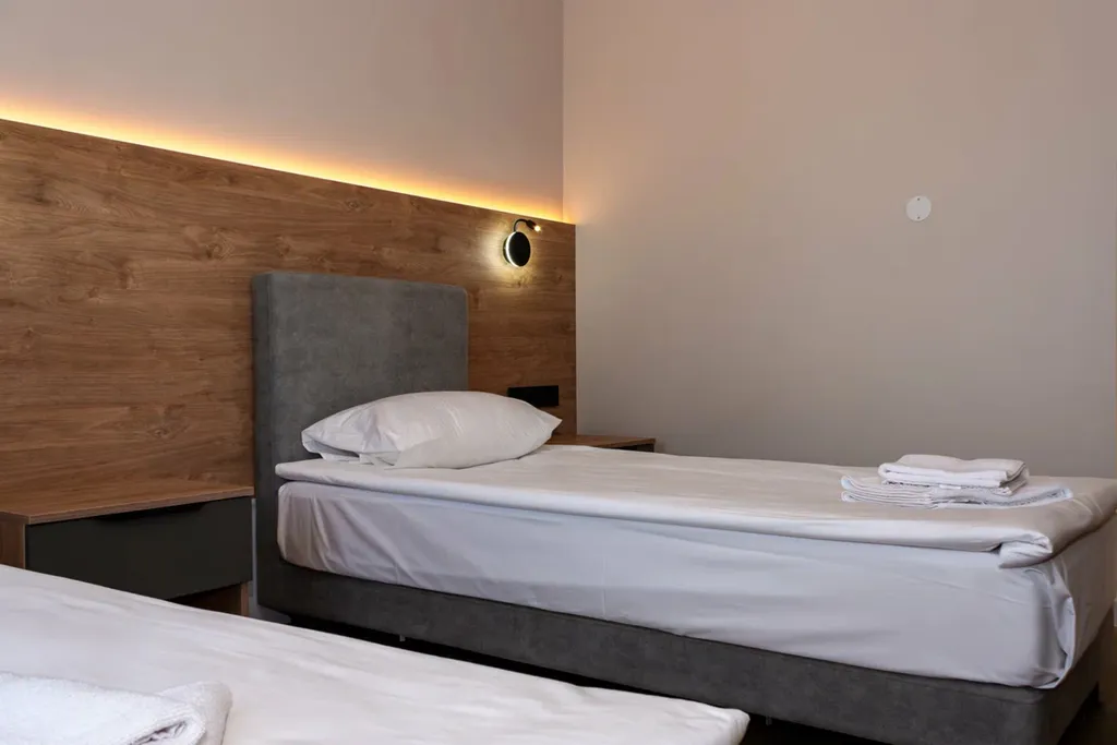 Номер с видом на тихое лесное озеро, лес и гору