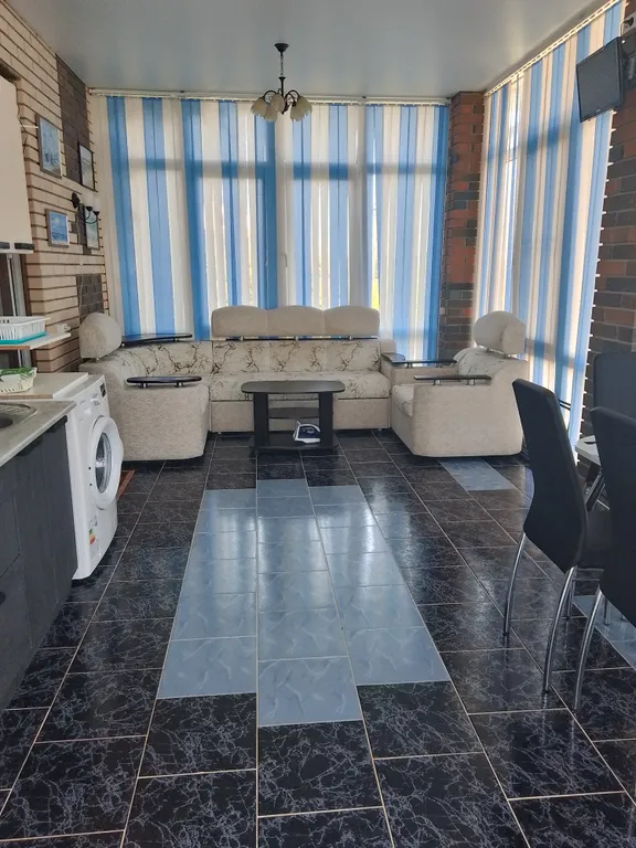 Второй этаж полностью с отдельным входом и крытой парковкой