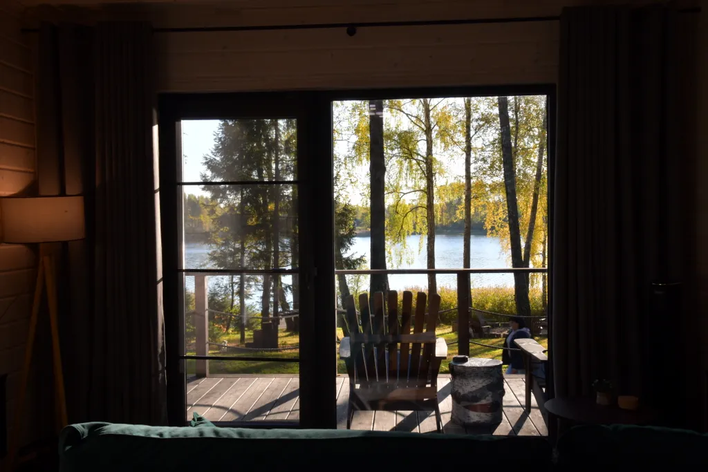 Дом на семью или компанию в лесу у большой воды