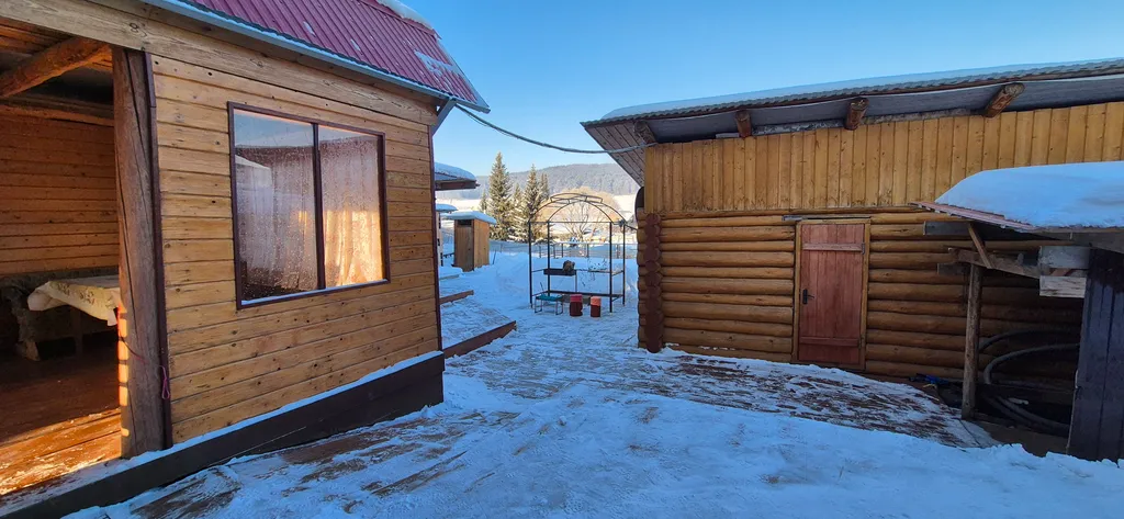 Дом с видом на горы и лес