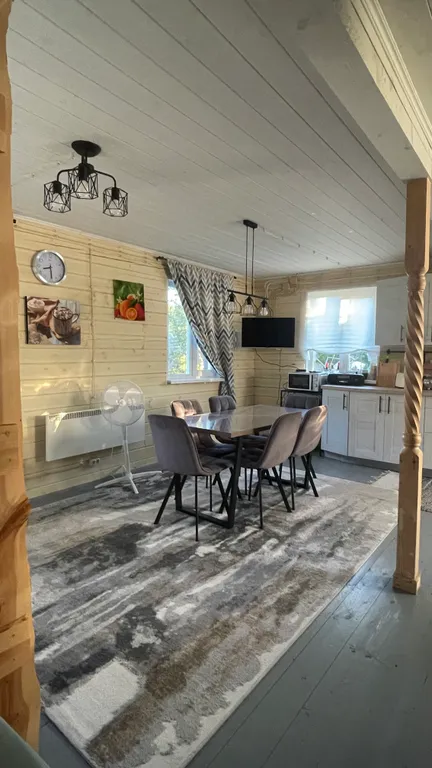 Загородный дом у красивого озера