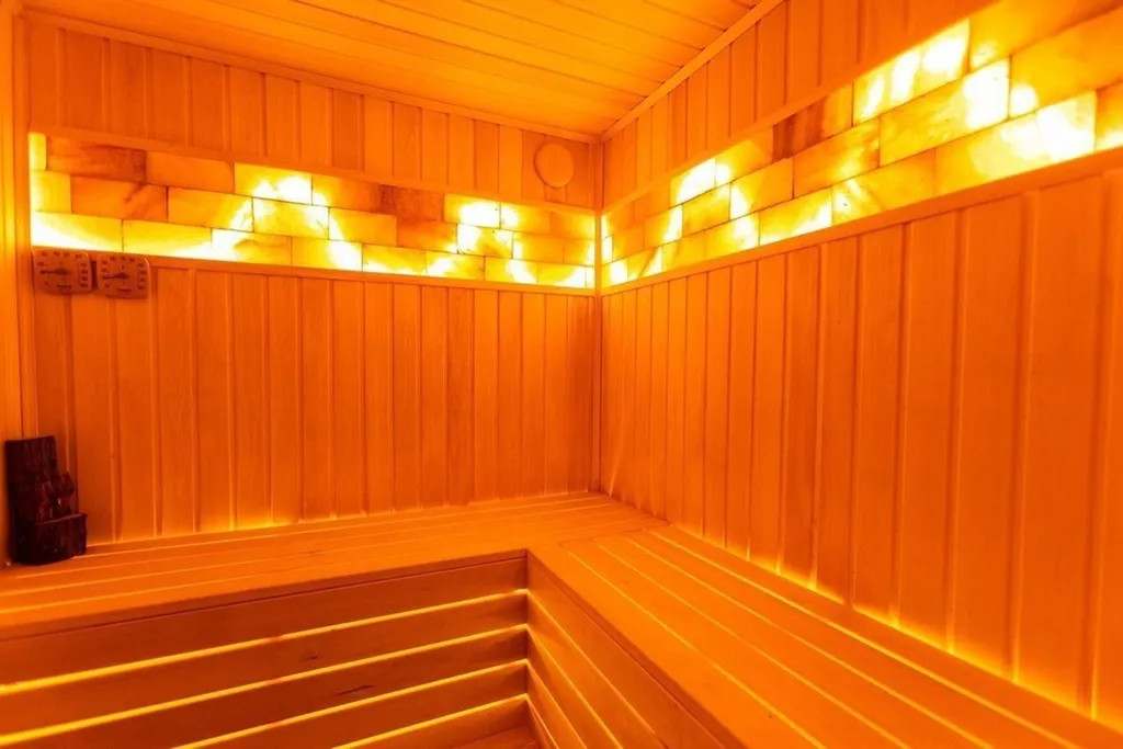 Дизайнерский панорамный дом с сауной в хвойном лесу