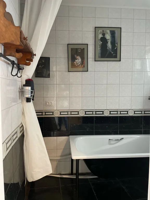 Старинный дом с двориком в центре