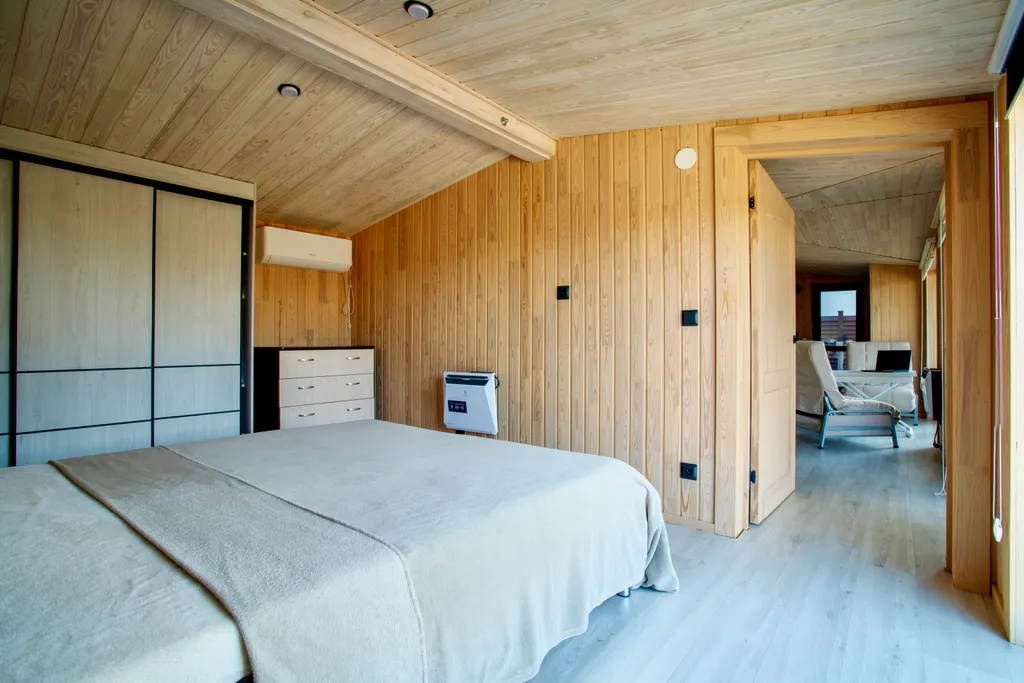 Уютный деревянный дом возле моря