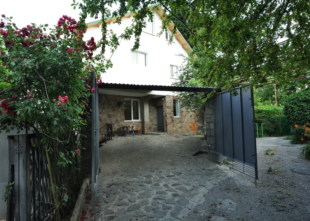 Дом с балконом, видом на море у пляжа и Воронцовского дворца