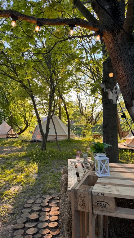 Большой шатёр в кемпинге вблизи озера