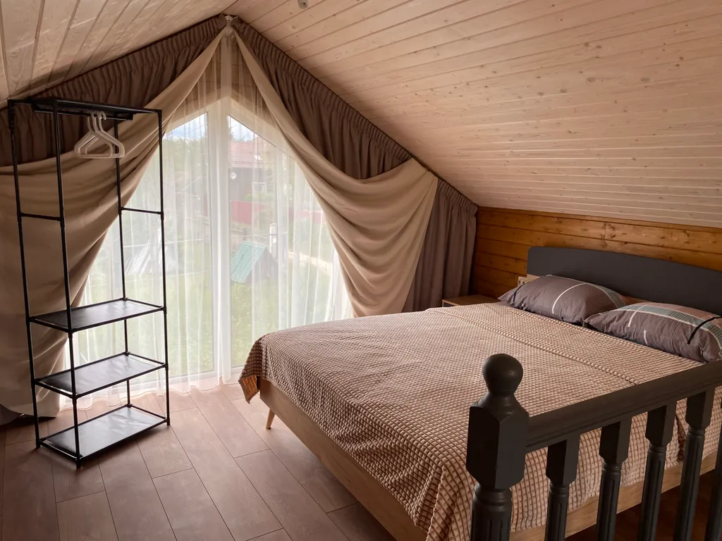 Дом у реки со своим мостком