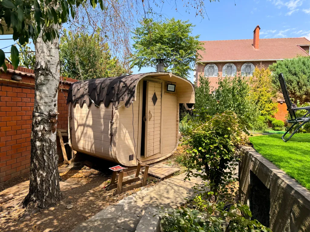 Дом с бассейном у парка Галицкого