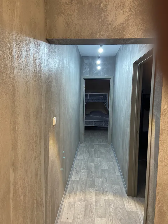 Дом в черте города в сосновом лесу