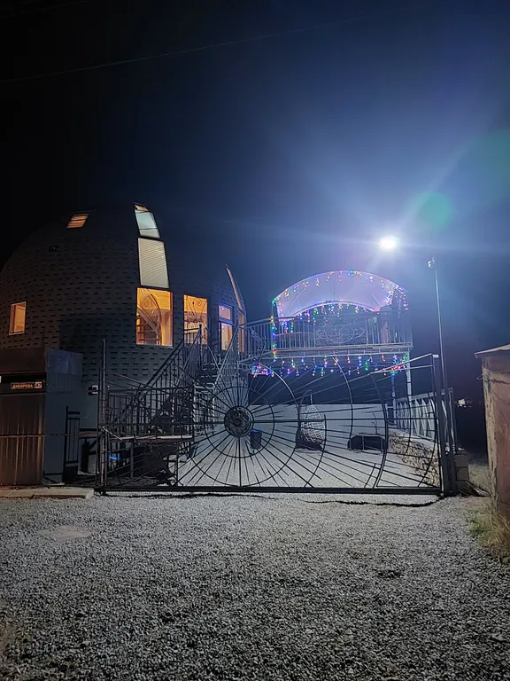 Дом у моря и у горячего источника, круглый купольный