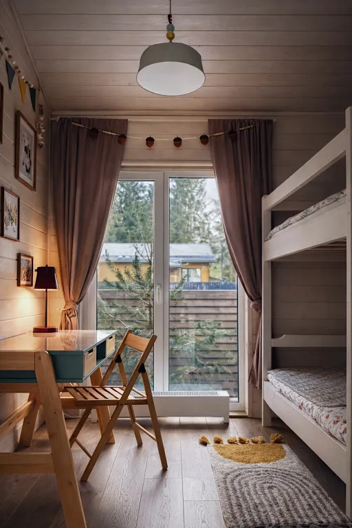 Дом около леса с чаном