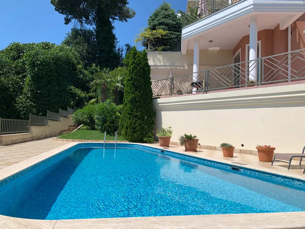 Бассейн. Панорамный вид на море.