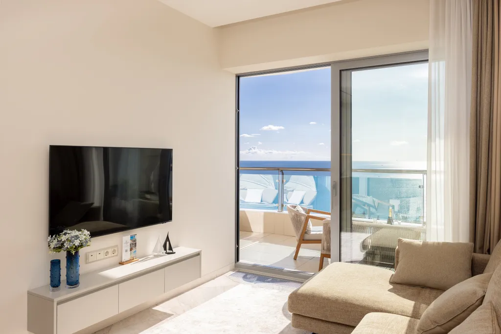 Дизайнерская квартира с террасой, бассейном и видом на море